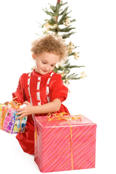 Маленькая девочка с рождественским подарком — стоковое фото