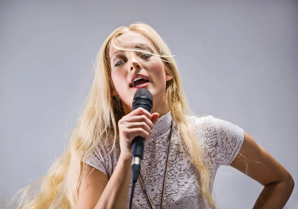 Krásná mladá žena zpívá — Stock fotografie