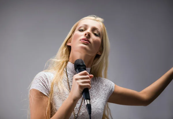 Beautiful young woman singing — Stock Photo, Image