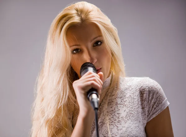 Schöne junge Frau singt — Stockfoto