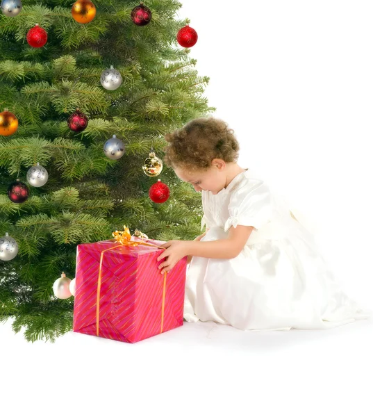 小女孩用一份圣诞礼物 — 图库照片