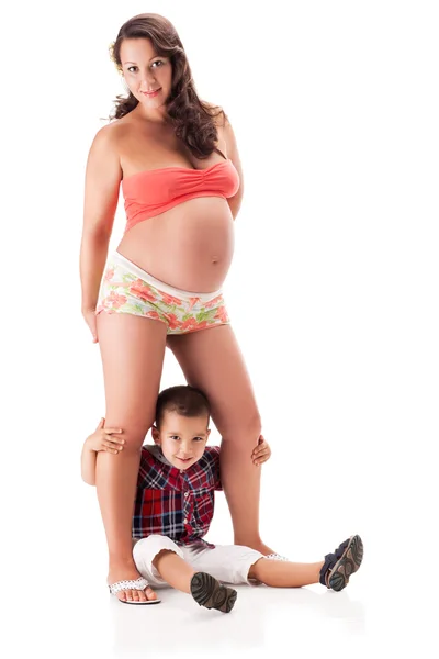 Mujer embarazada y un niño pequeño — Foto de Stock
