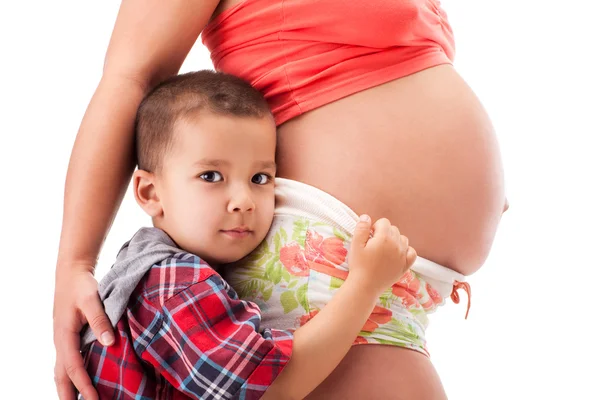 Mujer embarazada y un niño pequeño — Foto de Stock