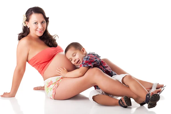 Femme enceinte et un petit garçon — Photo