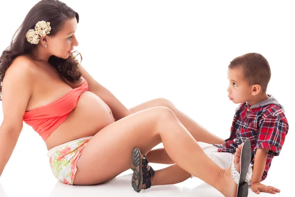 Schwangere Frau und ein kleiner Junge — Stockfoto
