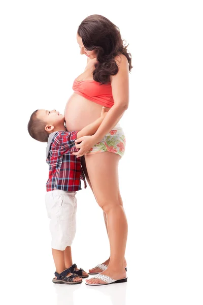 Zwangere vrouw en een kleine jongen — Stockfoto