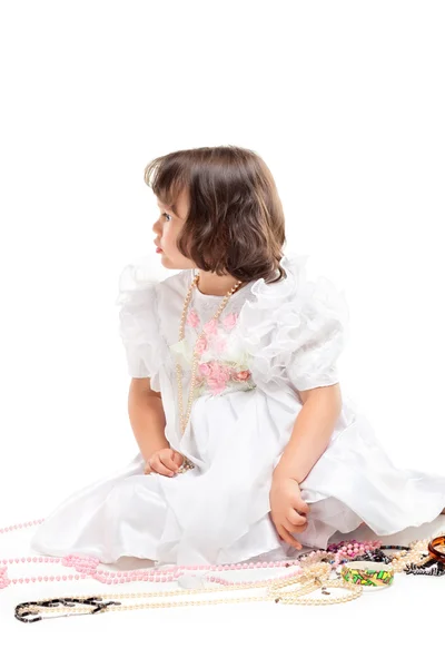 Όμορφο κοριτσάκι σε λευκό φόρεμα — Φωτογραφία Αρχείου