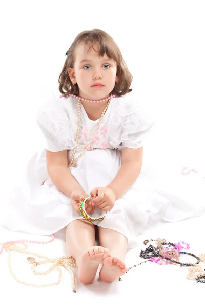 Całkiem mała dziewczynka w białej sukni — Zdjęcie stockowe