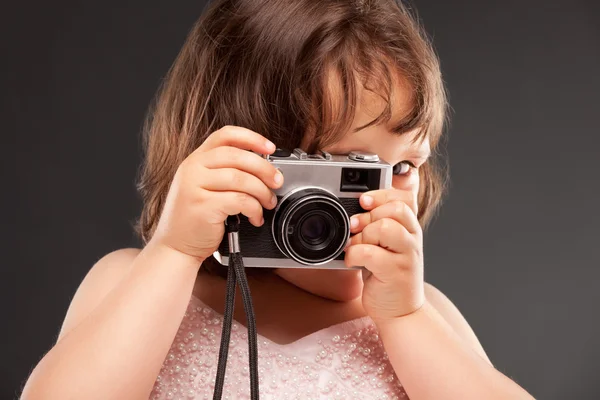 Holčička s starý fotoaparát — Stock fotografie
