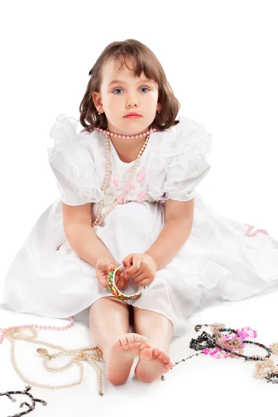 Hübsches kleines Mädchen im weißen Kleid — Stockfoto