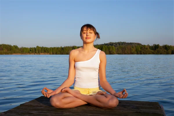 Jeune femme faisant des exercices de yoga à l'extérieur — Photo