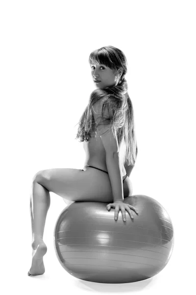 美丽裸体女人坐在球上 — 图库照片
