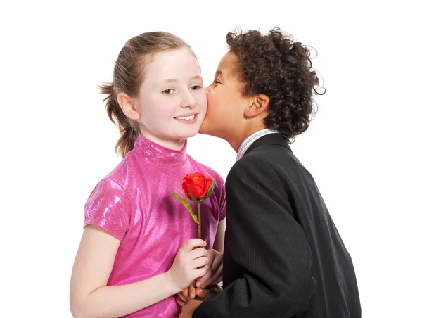 Мальчик дарит розу девушке — стоковое фото