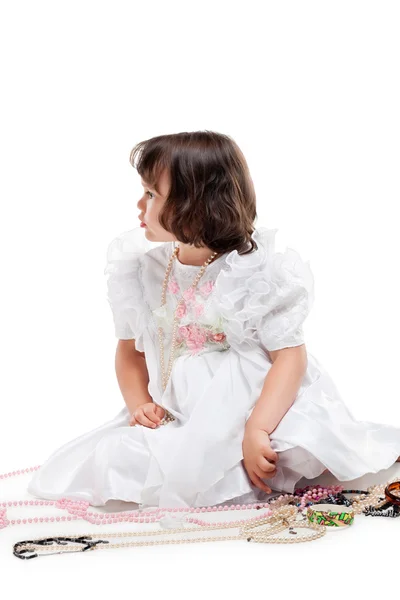 Söt liten flicka i vit klänning — Stockfoto