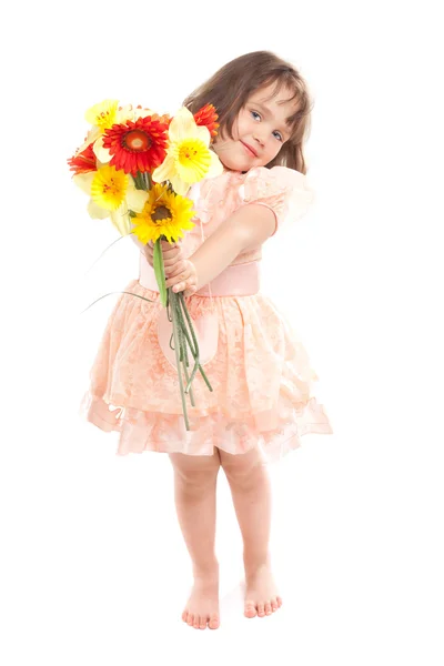 Schattig klein meisje met bloemen — Stockfoto