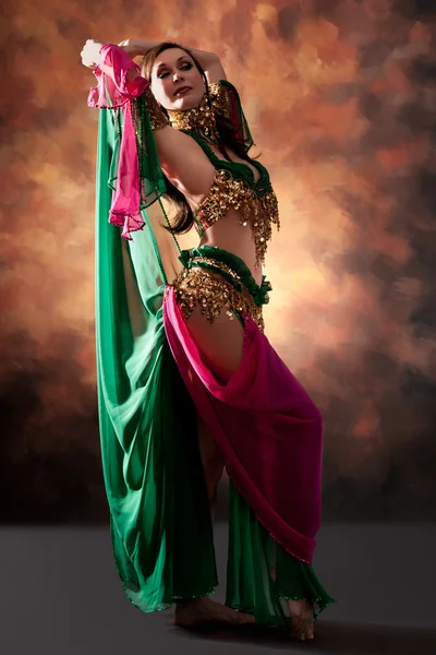 Krásné exotické břišní tanečnice žena — Stock fotografie