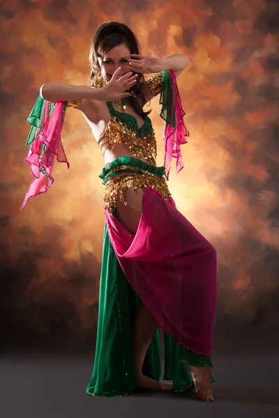 아름 다운 이국적인 배꼽 댄서 여자 — 스톡 사진