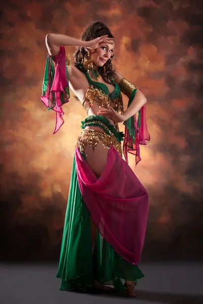 Γυναίκα όμορφη εξωτική χορεύτρια της κοιλιάς — Φωτογραφία Αρχείου
