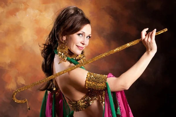 Красива екзотична жінка танцівниця живота — стокове фото
