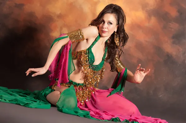 Krásné exotické břišní tanečnice žena — Stock fotografie