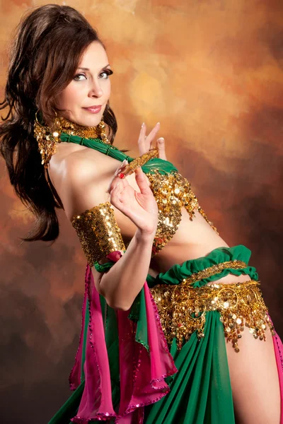 Prachtige exotische buikdanseres vrouw — Stockfoto