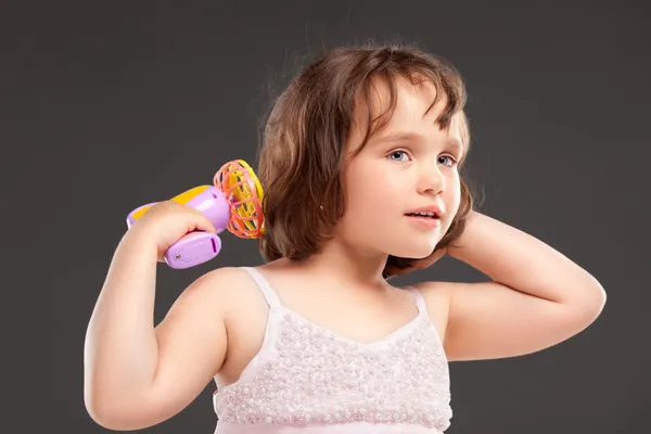 Маленька дівчинка грає з вентилятором — стокове фото