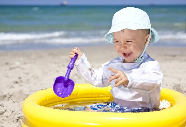 Dítě na pláži — Stock fotografie