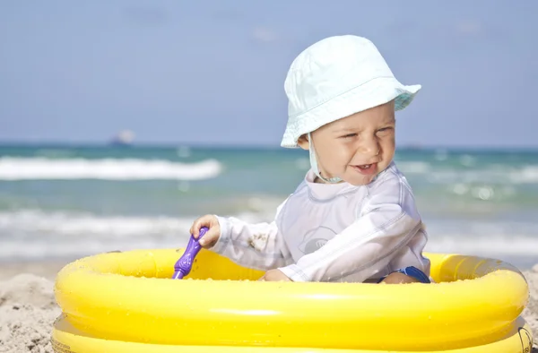 Baby na plaży — Zdjęcie stockowe
