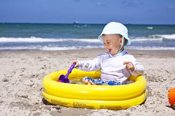 Bebê em uma praia — Fotografia de Stock