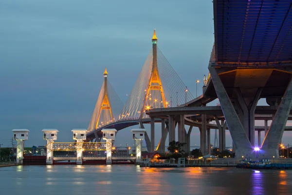 Cirkel van de brug bij nacht in thailand — Stockfoto