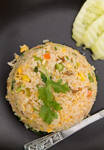 Жареный рис с жареным яйцом — стоковое фото