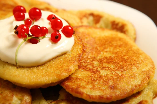 Potatis pannkakor med röda vinbär — Stockfoto
