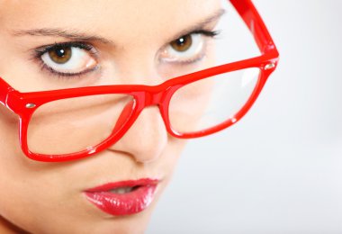 kadın kırmızı gözlük