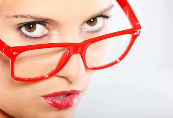 Γυναίκα στα κόκκινα γυαλιά — Φωτογραφία Αρχείου