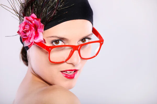 Frau mit roter Brille — Stockfoto