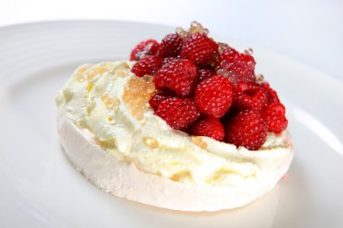 Ahududu pavlova tatlı