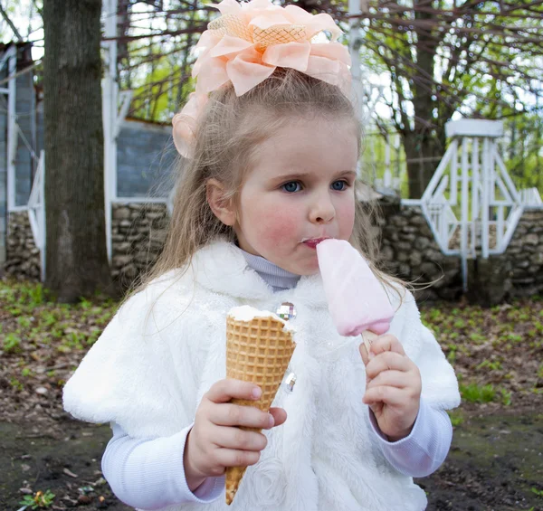 Красивая девушка ест мороженое — стоковое фото