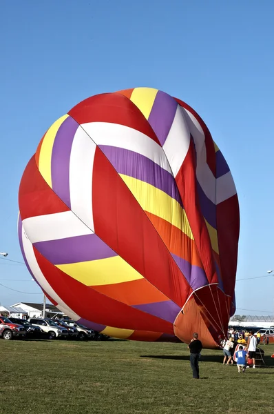 Hot air balloons with bright colors on a hot summer day — Stock Photo, Image