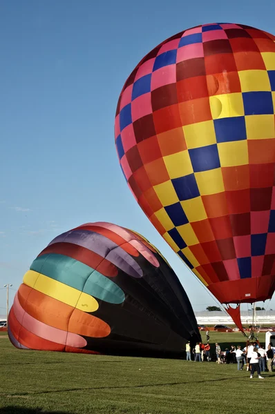 Balonów na ogrzane powietrze z jaskrawymi kolorami w gorący letni dzień — Zdjęcie stockowe