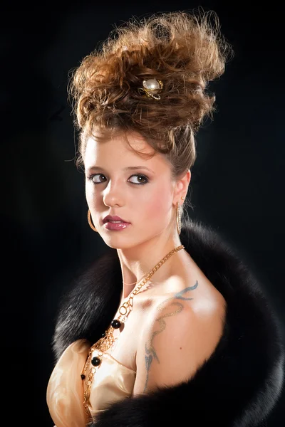 Jeune femme portrait glamour avec une fourrure noire — Photo