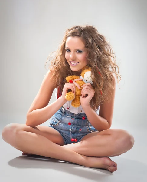 Juguetón adolescente chica con teddy — Foto de Stock