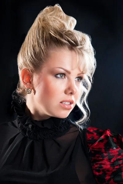 Módní studio portrét atraktivní Mladá blondýnka s make-up a IZP — Stock fotografie