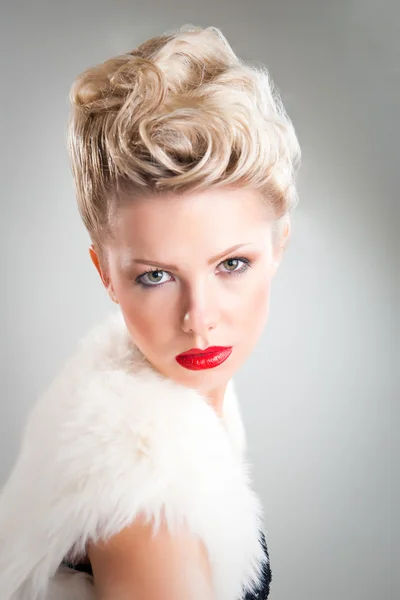 Portrait studio de mode de jolie jeune femme blonde avec maquillage et coi — Photo