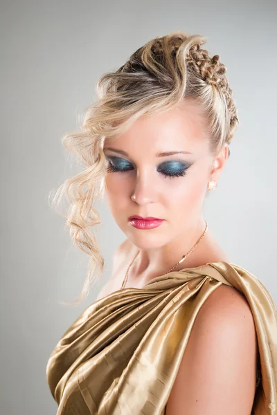 Модная красивая гламурная девушка с креативными стилизованными волосами — стоковое фото