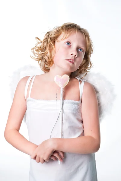 Το χαριτωμένο κορίτσι έφηβος ως Άγγελος σε φόντο λευκό στούντιο — Φωτογραφία Αρχείου