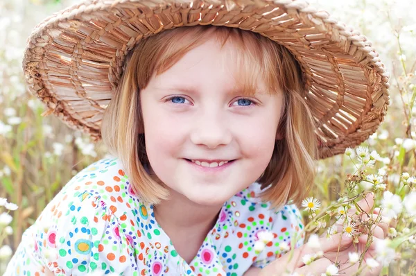 Sevimli kız bir çayır güneşli bir günde zevk — Stok fotoğraf