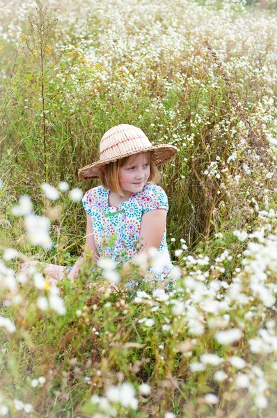 Aranyos lány élvezi egy napsütéses napon a réten — Stock Fotó
