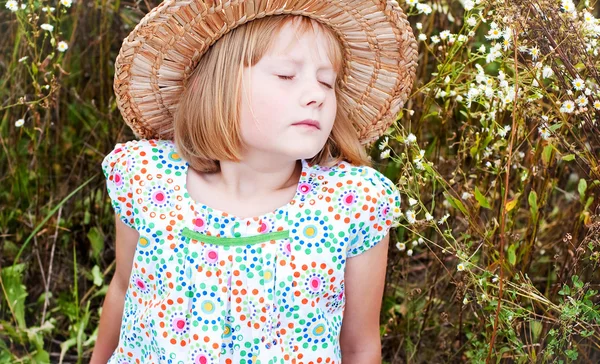 Menina bonito desfrutar de um dia ensolarado em um prado — Fotografia de Stock