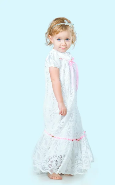伝統的な編み上げドレスを着てきれいな女の子の肖像画 — ストック写真