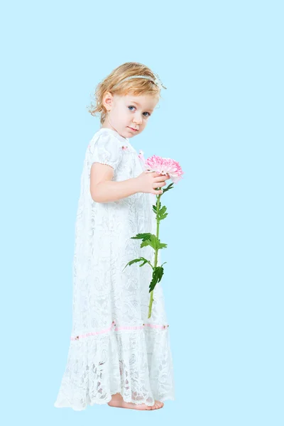 Csinos lány visel hagyományos fűzős ruha első gyónáshoz portréja — Stock Fotó